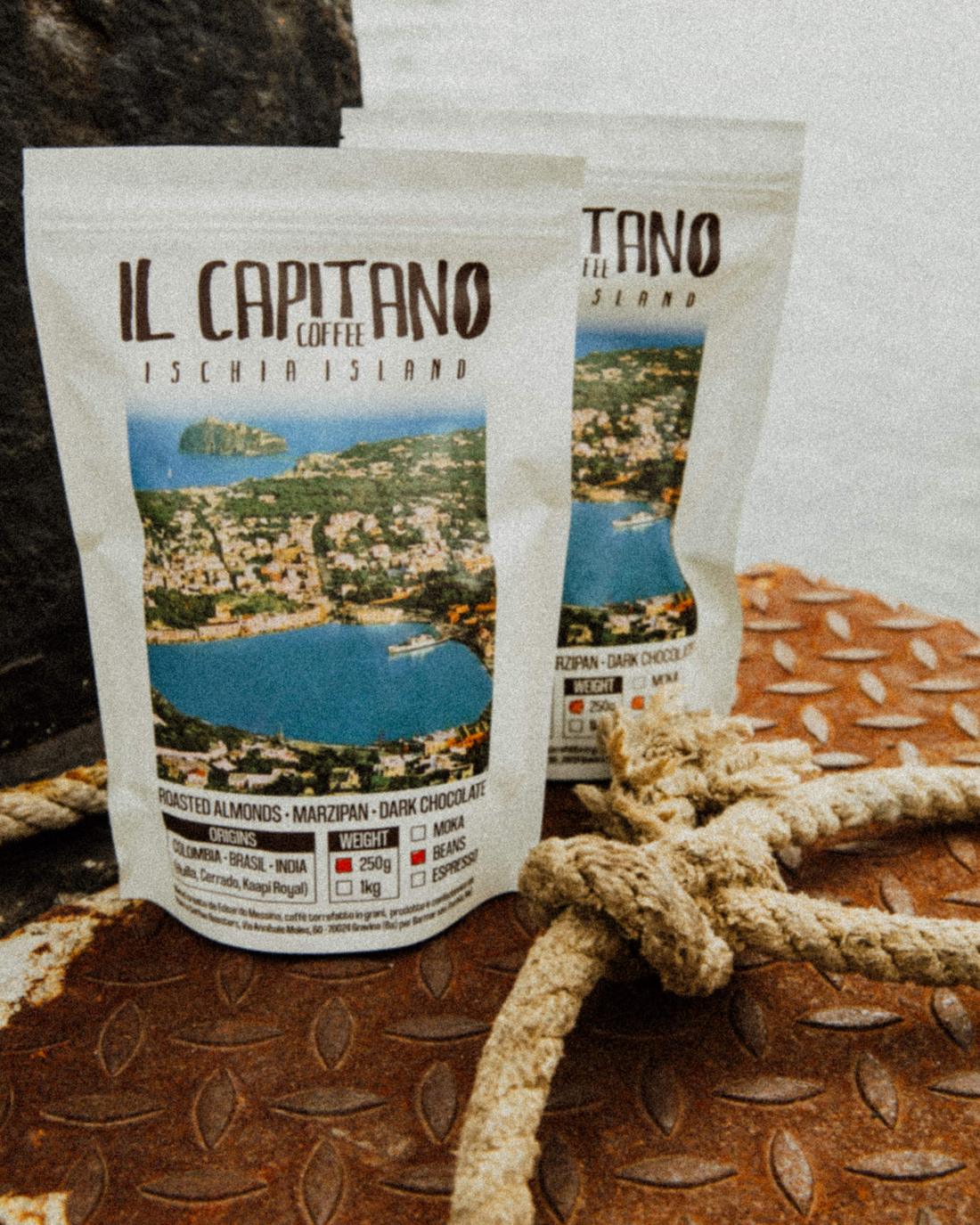 Bag di caffè Il Capitano Coffee Ischia Island appoggiate su una bitta del porto con una cima