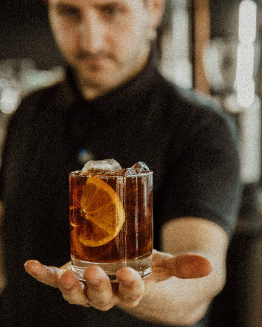 Edo serve un cold brew con arancia