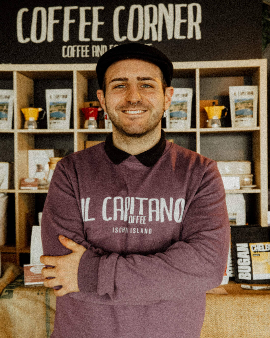 Edo sorride davanti allo scaffale Coffee Corner de Il Capitano Coffee