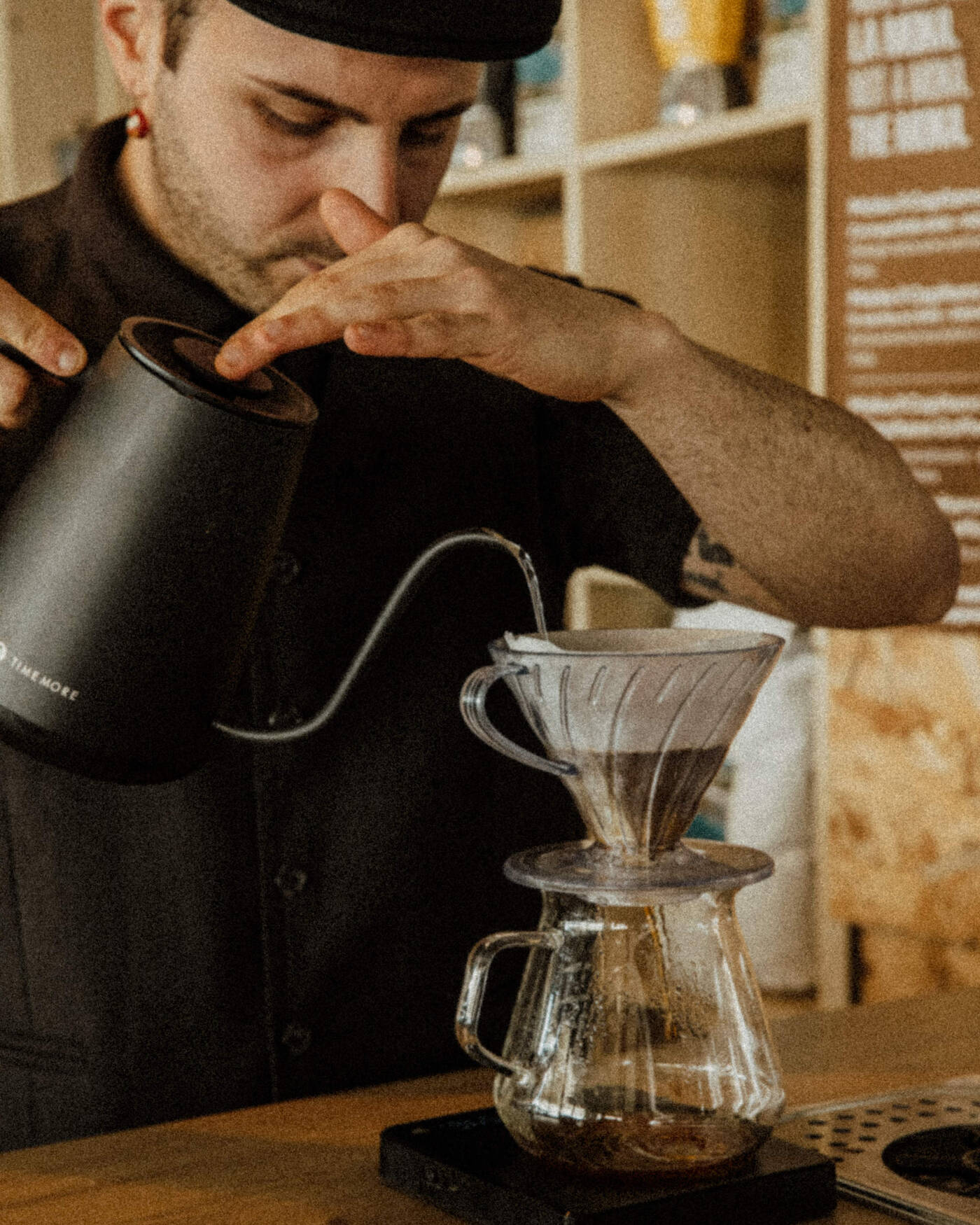 Edo prepara un caffè filtro con il V60 al bancone de Il Capitano Coffee