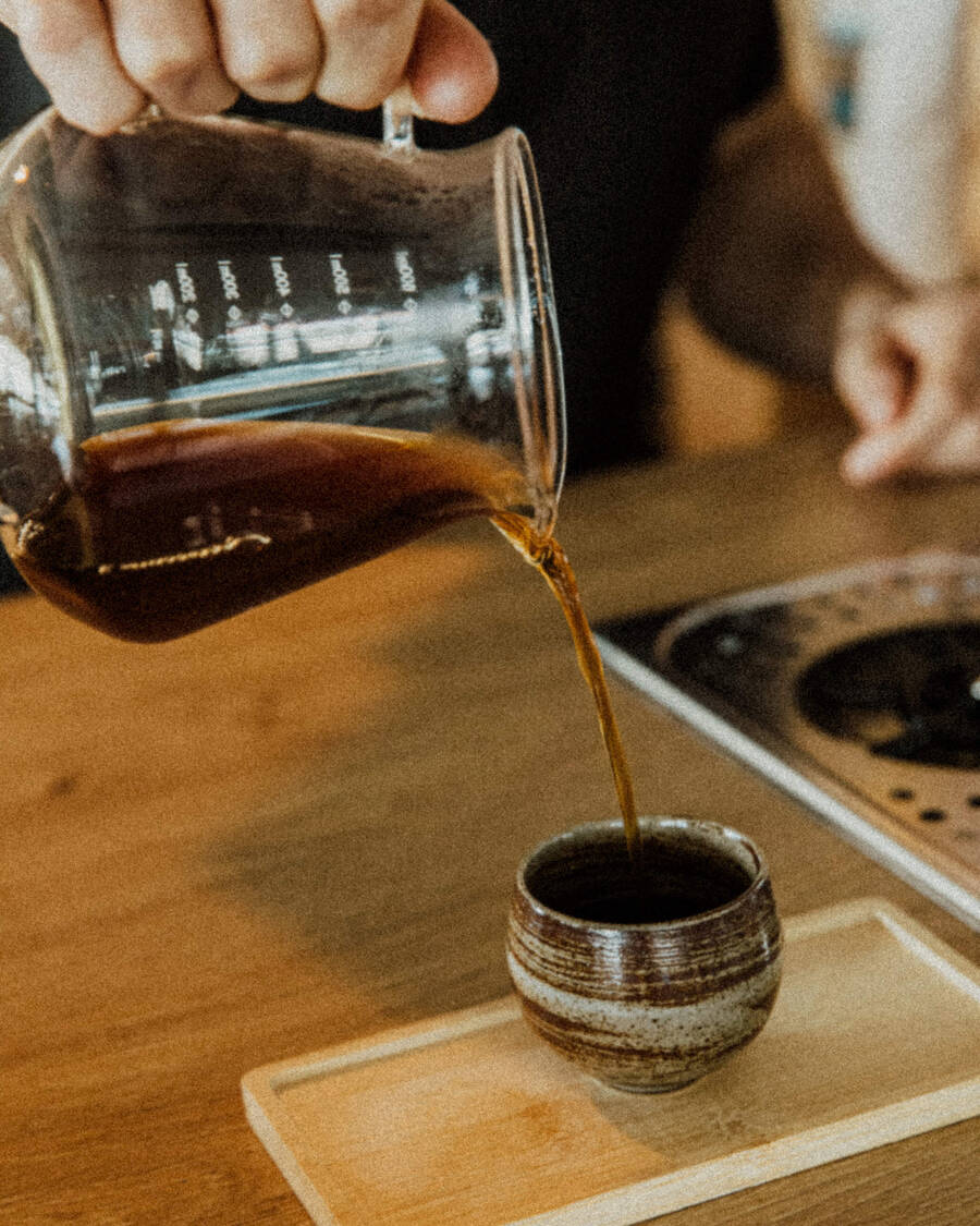 Estrazione di un caffè filtro in caraffa di vetro