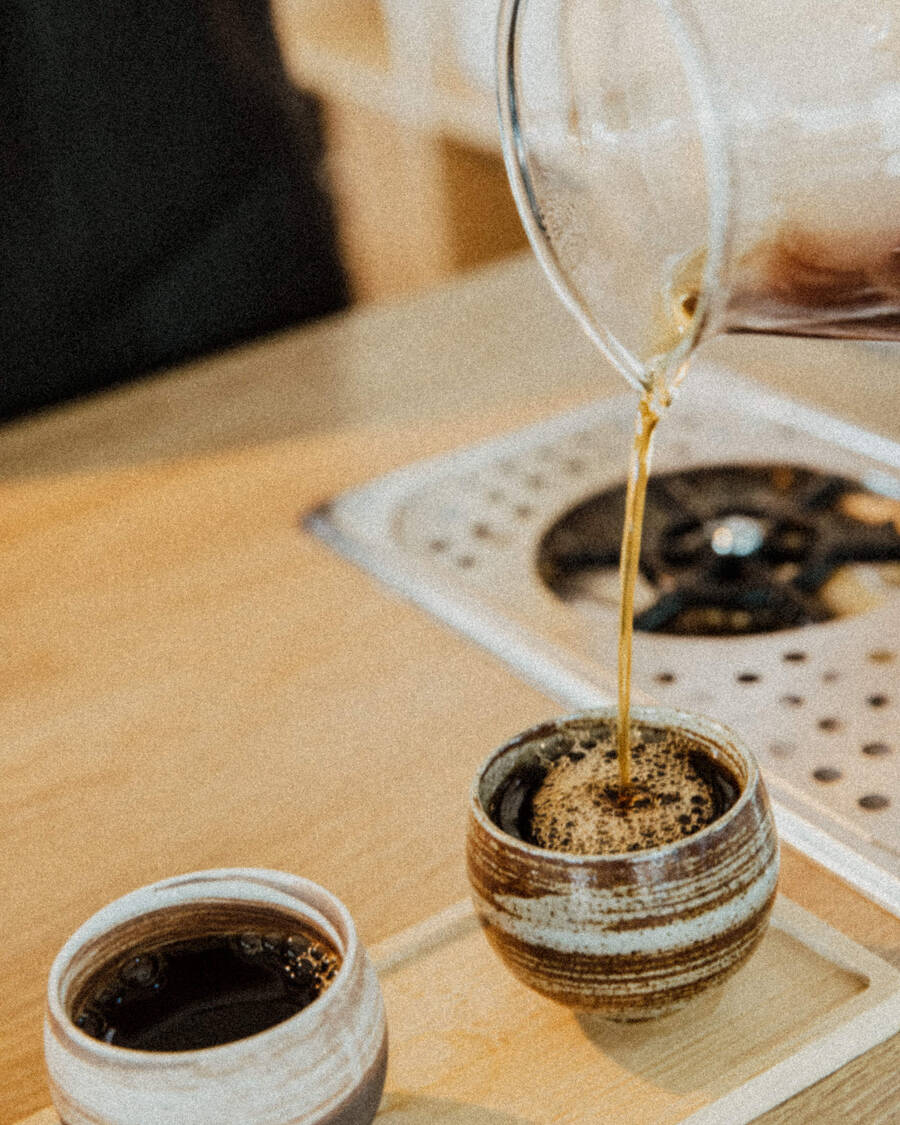 Caffè filtro versato in tazze per la degustazione